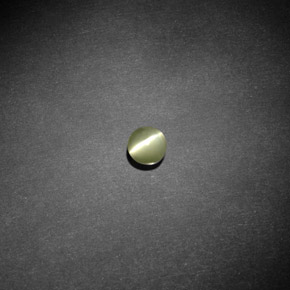 Chrysoberyl Cat's Eye طبيعي بلون أخضر مصفر، وزن ‎0.66‎ قيراط، شكل شفاف، مقاس ‎4.12‎ مم