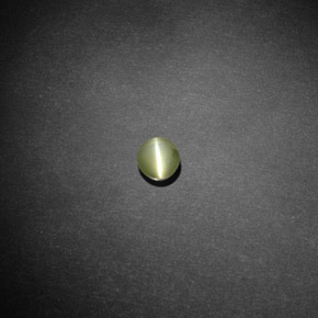 Chrysoberyl Cat's Eye طبيعي بلون أخضر مصفر، وزن ‎0.66‎ قيراط، شكل شفاف، مقاس ‎4.12‎ مم