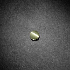 Chrysoberyl Cat's Eye طبيعي بلون أخضر مصفر، وزن ‎0.66‎ قيراط، شكل شفاف، مقاس ‎4.12‎ مم