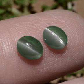 Chrysoberyl Cat's Eye طبيعي بلون أخضر، وزن ‎1.06‎ قيراط، شكل بيضاوى، مقاس ‎5.4x4.4‎ مم