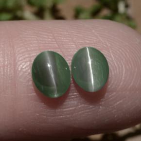 Chrysoberyl Cat's Eye طبيعي بلون أخضر، وزن ‎1.06‎ قيراط، شكل بيضاوى، مقاس ‎5.4x4.4‎ مم