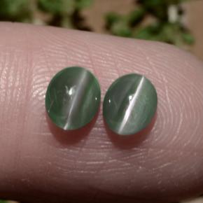 Chrysoberyl Cat's Eye طبيعي بلون أخضر، وزن ‎1.06‎ قيراط، شكل بيضاوى، مقاس ‎5.4x4.4‎ مم