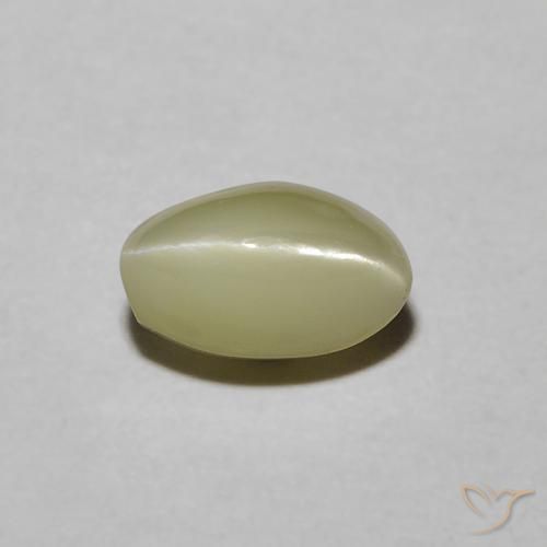 Chrysoberyl Cat's Eye طبيعي بلون أصفر كريمى باهت، وزن ‎0.88‎ قيراط، شكل بيضاوى، مقاس ‎6.2x3.9‎ مم