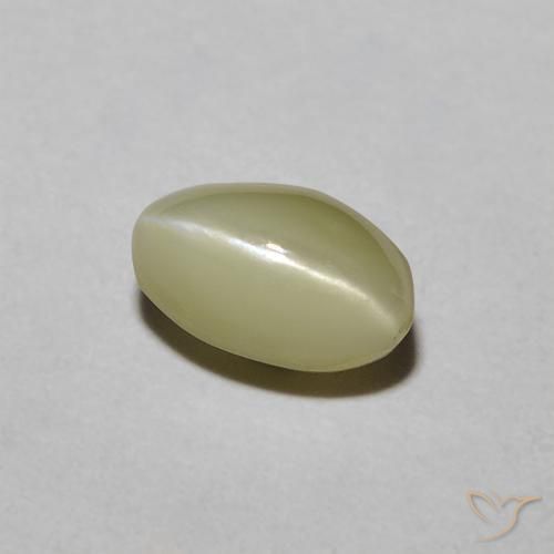 Chrysoberyl Cat's Eye طبيعي بلون أصفر كريمى باهت، وزن ‎0.88‎ قيراط، شكل بيضاوى، مقاس ‎6.2x3.9‎ مم