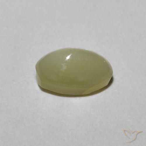 Chrysoberyl Cat's Eye طبيعي بلون أصفر كريمى باهت، وزن ‎0.88‎ قيراط، شكل بيضاوى، مقاس ‎6.2x3.9‎ مم