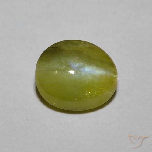 Chrysoberyl Cat's Eye طبيعي بلون أخضر دافئ، وزن ‎1.21‎ قيراط، شكل بيضاوى، مقاس ‎6.5x5.7‎ مم