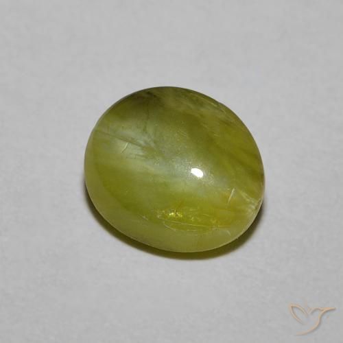 Chrysoberyl Cat's Eye طبيعي بلون أخضر دافئ، وزن ‎1.21‎ قيراط، شكل بيضاوى، مقاس ‎6.5x5.7‎ مم