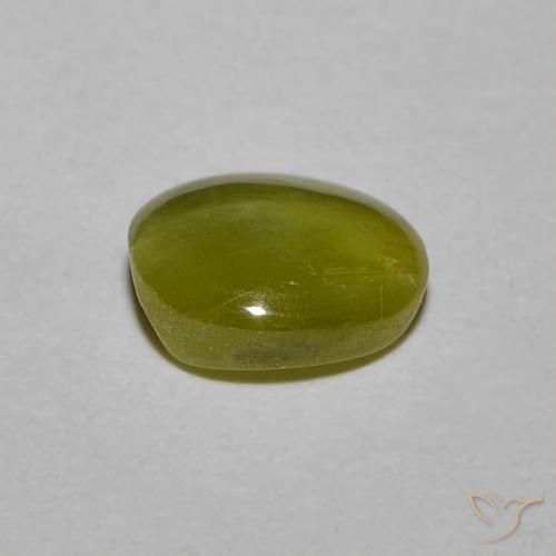Chrysoberyl Cat's Eye طبيعي بلون أخضر دافئ، وزن ‎1.21‎ قيراط، شكل بيضاوى، مقاس ‎6.5x5.7‎ مم