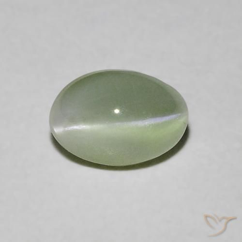 Chrysoberyl Cat's Eye طبيعي بلون أخضر دافئ، وزن ‎0.90‎ قيراط، شكل بيضاوى، مقاس ‎5.7x3.9‎ مم