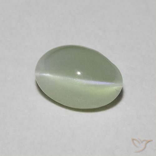 Chrysoberyl Cat's Eye طبيعي بلون أخضر دافئ، وزن ‎0.90‎ قيراط، شكل بيضاوى، مقاس ‎5.7x3.9‎ مم