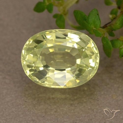 كريزوبيريل طبيعي بلون Medium Light-Yellow، وزن ‎1.76‎ قيراط، شكل بيضاوى، مقاس ‎8.1x6.1‎ مم