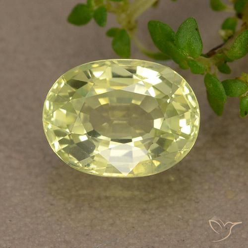 كريزوبيريل طبيعي بلون Medium Light-Yellow، وزن ‎1.76‎ قيراط، شكل بيضاوى، مقاس ‎8.1x6.1‎ مم