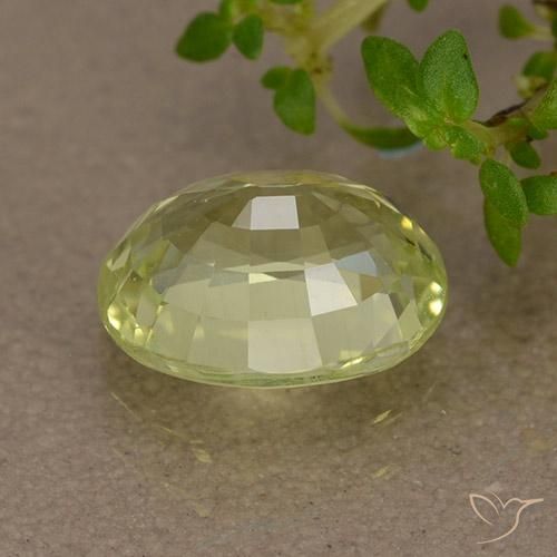 كريزوبيريل طبيعي بلون Medium Light-Yellow، وزن ‎1.76‎ قيراط، شكل بيضاوى، مقاس ‎8.1x6.1‎ مم