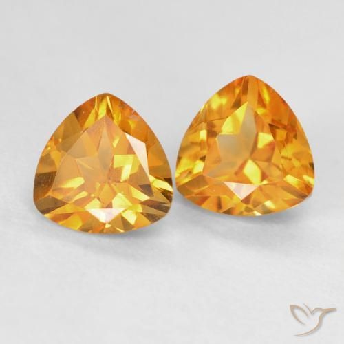 أحجار سيترين Medium Light Orange-Gold طبيعية، مثلثى، VVS-VS، وزنها 1.68 قيراط