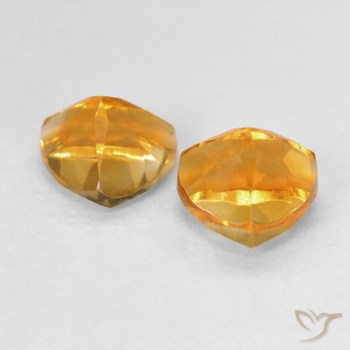 أحجار سيترين Medium Light Orange-Gold طبيعية، مثلثى، VVS-VS، وزنها 1.68 قيراط