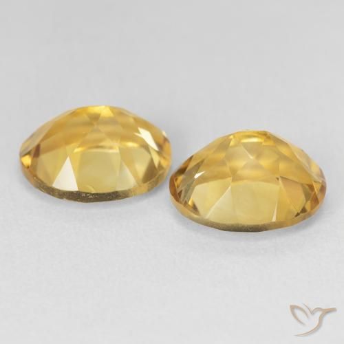 أحجار سيترين Medium Light-Golden طبيعية، بيضوي، VVS-VS، وزنها 6.81 قيراط