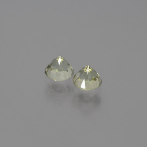 أحجار دياسبور متغير اللون أخضر / وردي طبيعية، قصة دائرى، قليلا جدا، وزنها  قيراط