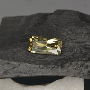 جارنيت متغير اللون طبيعي بلون Medium Yellow ، وزن ‎0.76‎ قيراط، شكل قص الزمرد، مقاس ‎7.1x3.7‎ مم