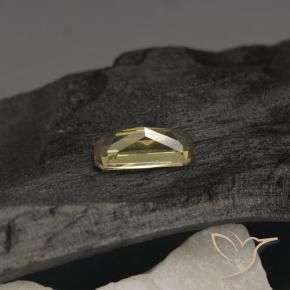 عقيق متغير اللون Medium Yellow  طبيعي، ثمانى / قصة زمرد، 0.72 قيراط، VVS