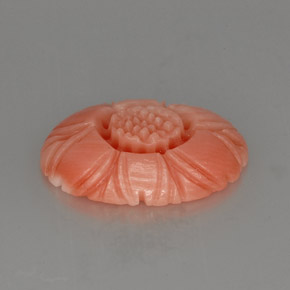 مرجان طبيعي بلون Salmon Pink  ، وزن ‎2.52‎ قيراط، شكل قطع زهرة، مقاس ‎13.3x9.6‎ مم