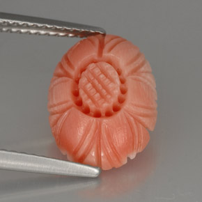مرجان طبيعي بلون Salmon Pink  ، وزن ‎2.52‎ قيراط، شكل قطع زهرة، مقاس ‎13.3x9.6‎ مم