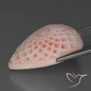 مرجان وردى الخدود طبيعي، شكل خيالي، 28.43 قيراط، غير شفاف