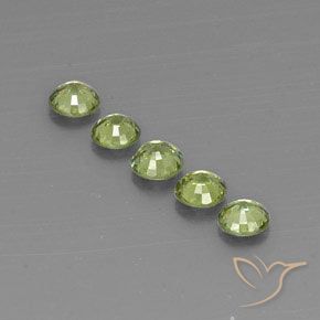 أحجار عقيق الديمانتويد Olive Green  طبيعية، دائري، VVS-VS، وزنها 1.50 قيراط
