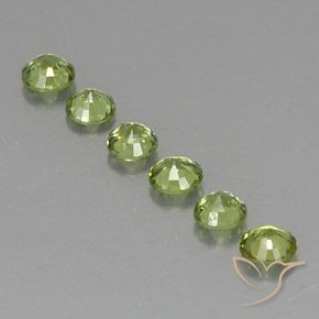 أحجار عقيق الديمانتويد Olive Green  طبيعية، دائري، VVS-VS، وزنها 1.45 قيراط