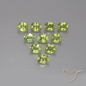 أحجار عقيق الديمانتويد Medium Light Green طبيعية، بيضوي، قليلا جدا، وزنها 2.66 قيراط