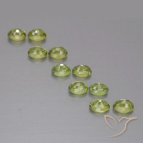 أحجار عقيق الديمانتويد Medium Light Green طبيعية، بيضوي، قليلا جدا، وزنها 2.66 قيراط