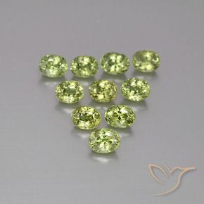 أحجار عقيق الديمانتويد Medium Light Green طبيعية، بيضوي، قليلا جدا، وزنها 2.84 قيراط