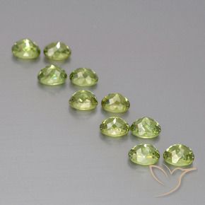أحجار عقيق الديمانتويد Medium Light Green طبيعية، بيضوي، قليلا جدا، وزنها 2.84 قيراط