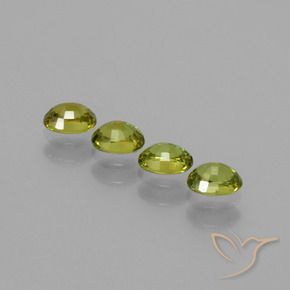 أحجار عقيق الديمانتويد Medium Light Green طبيعية، بيضوي، قليلا جدا، وزنها 1.02 قيراط