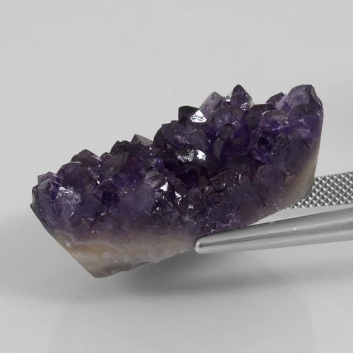 جمشت دروزي طبيعي بلون بنفسجي داكن، وزن ‎67.83‎ قيراط، شكل شكل خيالي، مقاس ‎32.4x24.5‎ مم