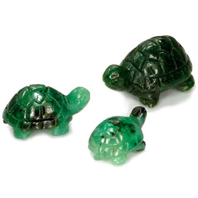 أحجار زمرد أخضر طبيعية، شكل خيالي، نصف شفاف، وزنها  قيراط