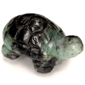 زمرد طبيعي بلون Black Green، وزن ‎12.91‎ قيراط، شكل شكل خيالي، مقاس ‎19.3x11.9‎ مم