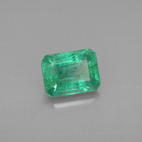زمرد طبيعي بلون أخضر، وزن ‎1.40‎ قيراط، شكل قص الزمرد، مقاس ‎7.9x5.9‎ مم