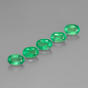 زمرد طبيعي بلون أخضر، وزن ‎‎ قيراط، شكل بيضاوى، مقاس ‎6x4.1‎ مم