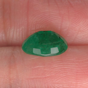 زمرد طبيعي بلون أخضر، وزن ‎1.61‎ قيراط، شكل بيضاوى، مقاس ‎9.1x6.8‎ مم