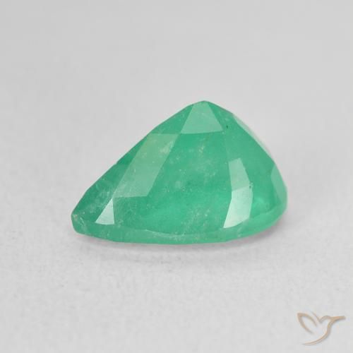 زمرد طبيعي بلون أخضر كهربائي، وزن ‎2.22‎ قيراط، شكل شكل الكمثرى، مقاس ‎10.4x6.8‎ مم