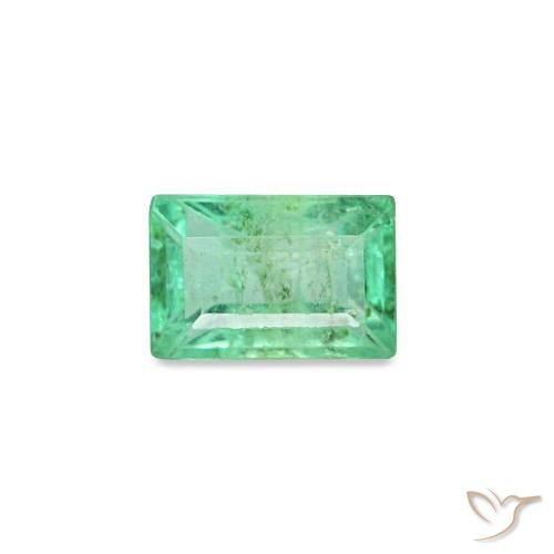 زمرد طبيعي بلون Medium Light-Green، وزن ‎0.19‎ قيراط، شكل باغيت، مقاس ‎3.9x2.6‎ مم