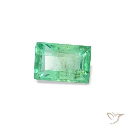 زمرد طبيعي بلون Medium Light-Green، وزن ‎0.19‎ قيراط، شكل باغيت، مقاس ‎3.9x2.6‎ مم