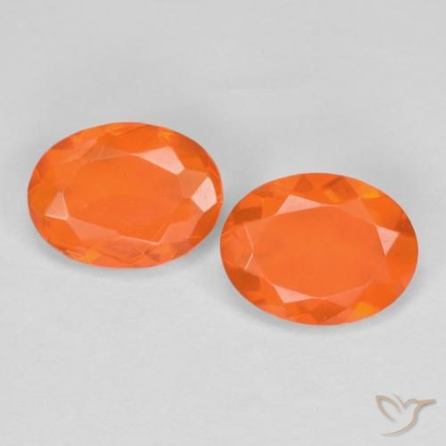 أوبال ناري طبيعي بلون برتقالى متوسط، وزن ‎1.12‎ قيراط، شكل بيضاوى، مقاس ‎7.9x5.9‎ مم