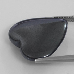 هيماتيت طبيعي بلون أسود رمادي، وزن ‎22.68‎ قيراط، شكل شكل القلب، مقاس ‎20.4x19.1‎ مم