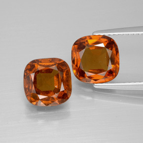 جارنيت هيسونيت طبيعي بلون برتقالي محمر، وزن ‎4.84‎ قيراط، شكل قطع وسادة، مقاس ‎7.9x7.8‎ مم
