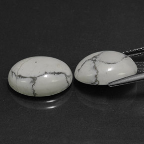 أحجار حجر الهاوليت أبيض رمادى طبيعية، قصة بيضاوى، غير شفاف، وزنها  قيراط