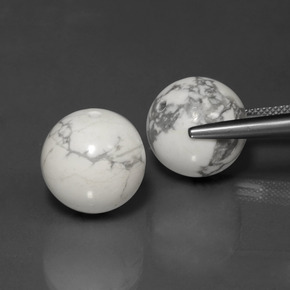 أحجار حجر الهاوليت أبيض رمادى طبيعية، جسم كروى / الكرة، غير شفاف، وزنها  قيراط