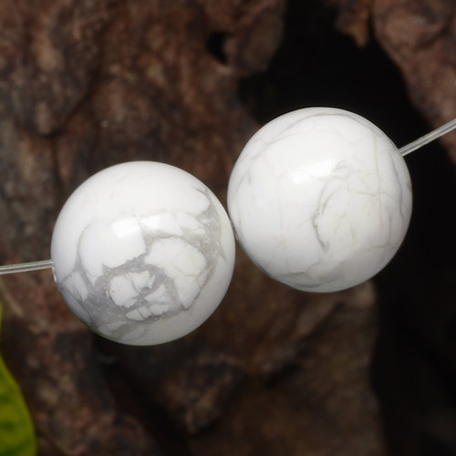 أحجار حجر الهاوليت أبيض متعدد الألوان طبيعية، جسم كروى / الكرة، غير شفاف، وزنها 29.96 قيراط