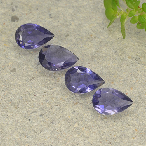 أحجار اليوليت أرجوانى غامق طبيعية، شكل الكمثرى، قليلا جدا، وزنها 1.05 قيراط