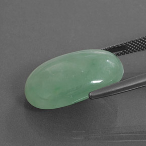 اليشمك أخضر طبيعي، بيضوي، 18.38 قيراط، نصف شفاف